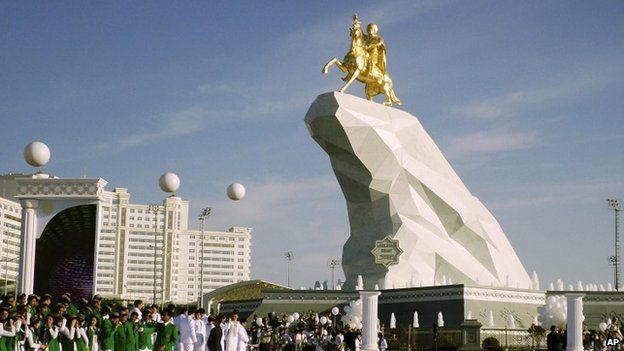A gold-leafed statue of Turkmen President Gurbanguly Berdimuhamedow in Ashgabat (25 May 2015)