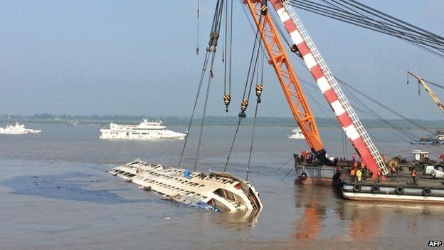 In Pictures: Chinese Salvagers Lift Out Capsized Ship - BBC News