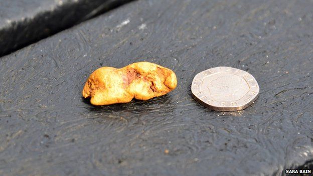 Gold nugget next to 20p