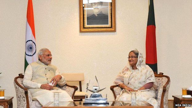 Indian Prime Minister Mahendra Modi (left) with Bangladeshi Prime Minister Sheikh Hasina (06 June 2015)