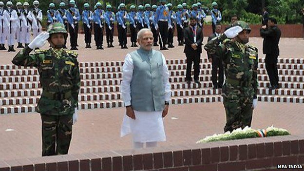 Indian Prime Minister Narendra Modi pays homage at the memorial to those who died in Bangladesh's war of independence from Pakistan (06 June 2015)
