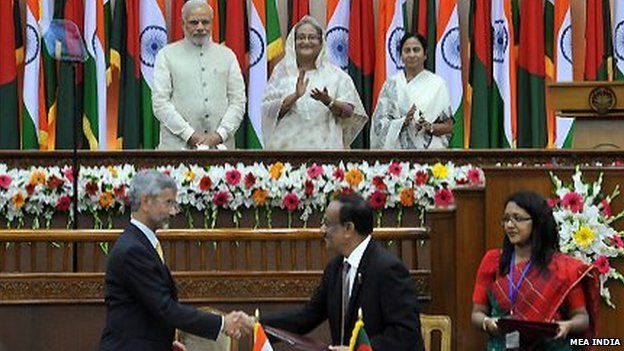 The foreign secretaries of India and Bangladesh exchange instruments of ratification (06 June 2015)