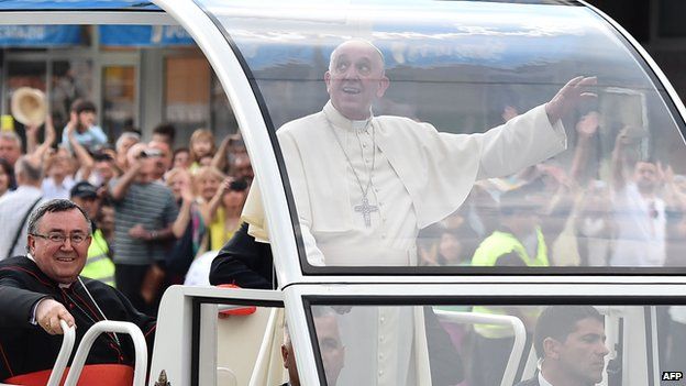 Pope Francis waves to the crowd in Sarajevo (6 June 2015)