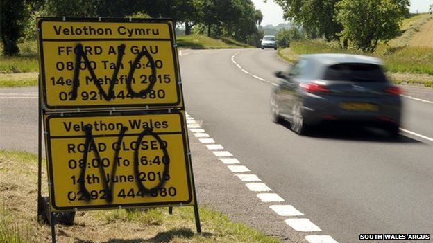 Mae arwyddion ffordd yn Y Fenni wedi cael eu difrodi mewn protest
