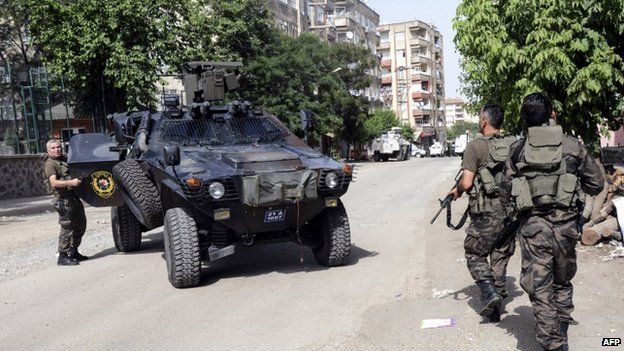 Deadly clashes in Turkish city of Diyarbakir - BBC News