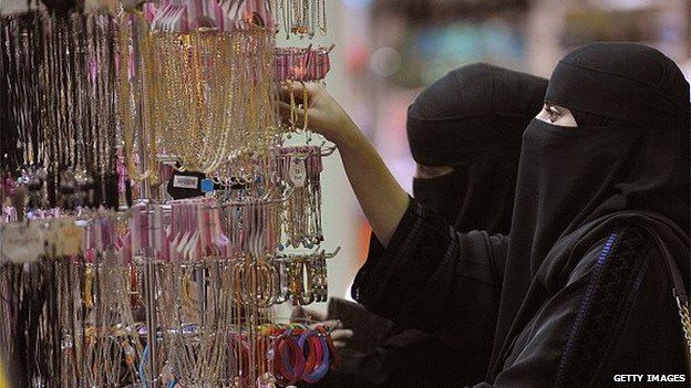 Saudi women shopping