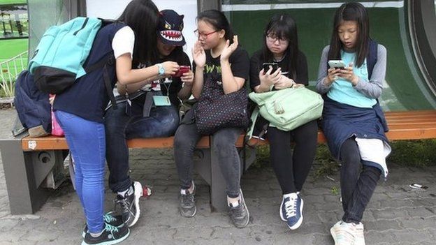 South Korean children with phones