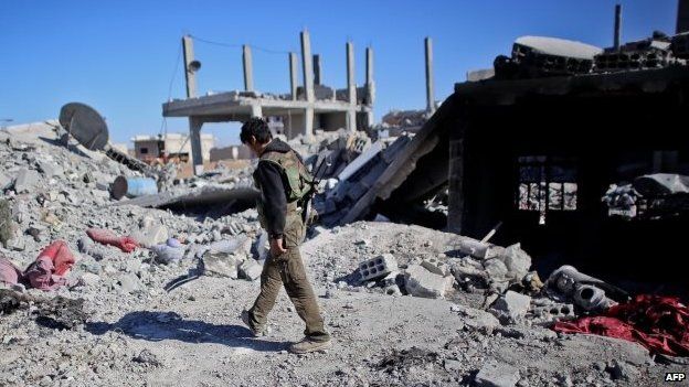 YPG fighter in Kobane (07/11/14)