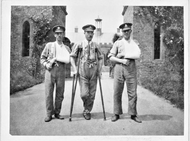 Hartlebury Castle WWI soldiers' scrapbooks on display - BBC News