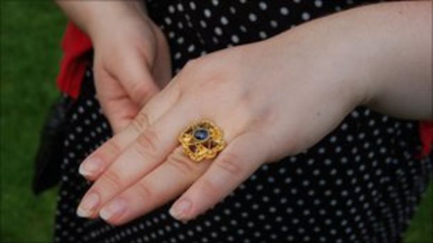 Yorkshire Museum buys rare sapphire ring - BBC News