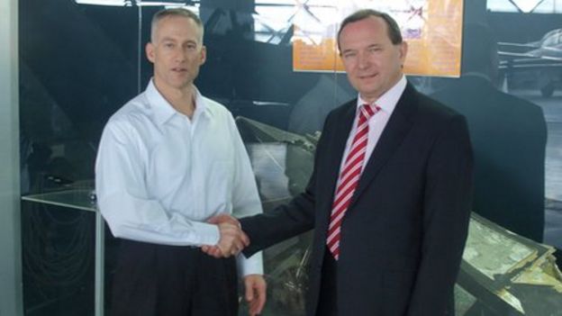 _63938802_daleandzoltanhandshake.jpg