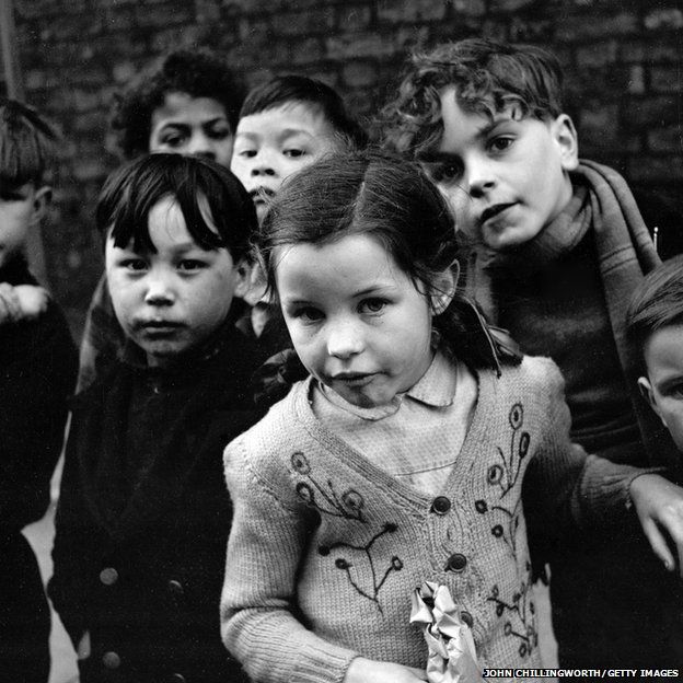 Un gruppo di bambini che giocano per le strade di Liverpool, 1954