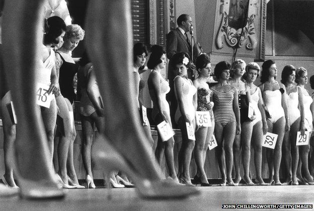 I concorrenti in una manche del concorso di bellezza nazionale della ABC Television sfilano davanti ai giudici, Birkenhead, 1958