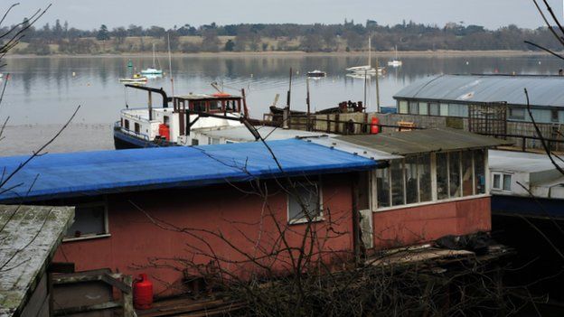 Staying Warm In The Winter Freeze On A Houseboat Bbc News