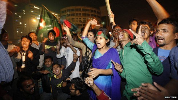 Люди празднуют новость о казни лидера бангладешской джамаат-э-ислами Абдула Кадера Муллы в Дакке 12 декабря 2013 г.