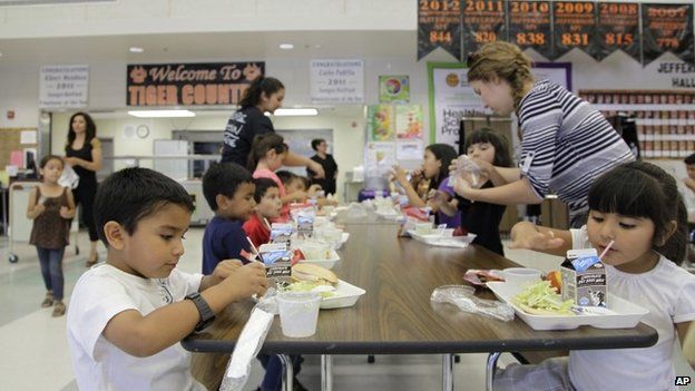 Студенты обедают в начальной школе преимущественно латиноамериканцев в Калифорнии