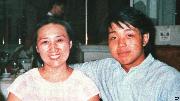 Китайская журналистка Гао Ю появляется со своим сыном Чжао Мэн в Пекине на этой фотографии из архива 1990 года.
