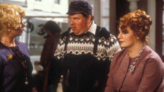 Benidorm actor Kenny Ireland dies from cancer aged 68 - BBC News