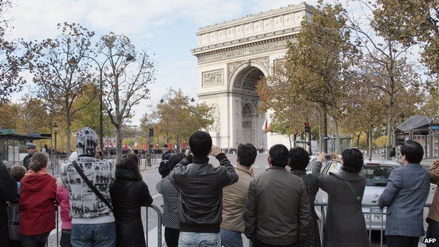 Китайские туристы перед Триумфальной аркой в ​​Париже