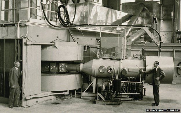 Циклотрон, построенный Эрнестом Лоуренсом и его сотрудниками в лаборатории Лоуренса Беркли, Калифорния