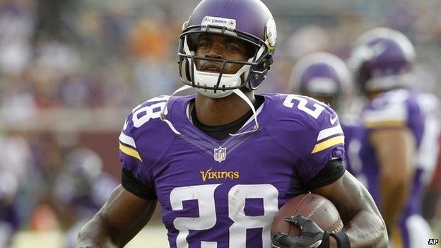 Игрок Minnesota Vikings Адриан Петерсон разминается перед игрой против Arizona Cardinals в Миннеаполисе - 16 августа 2014 г.