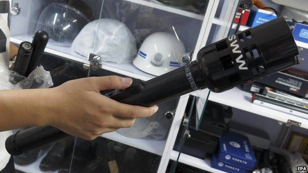 На фотографии, опубликованной 23 сентября 2014 г., виден фонарь, который также действует как устройство для поражения электрическим током, выставленный в магазине оборудования для обеспечения безопасности в Пекине 19 сентября 2014 г.