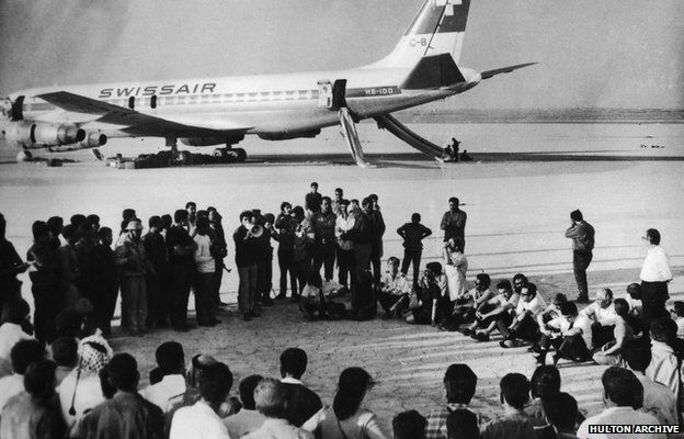 Hostages from three hijacked aircraft attend a new conference by the Popular Front for the Liberation of Palestine in the Jordanian desert, in front of a Swissair passenger plane (September 1970)