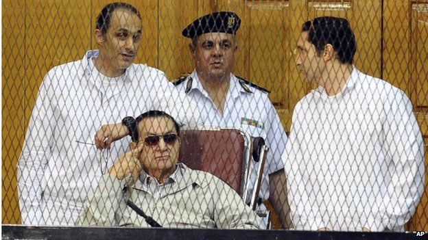Hosni Mubarak (seated) with his two sons Gamal (left) and Alaa (right) in court in Cairo (14/09/13)