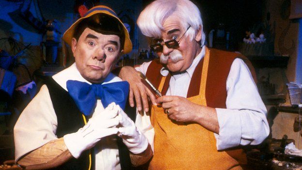 Ронни Корбетт в роли Пиноккио, Ронни Баркер в роли Гепетто в эскизе «Пиноккио» из «Рождественского выпуска о двух Ронни» 1987 года