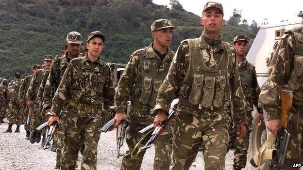 Алжирские военные дислоцируются в горном районе Блида, к юго-западу от Алжира - 28 марта 2001 г.