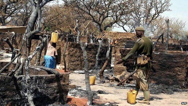 Soldados ugandeses patrullan un poblado destruido, en febrero de 2004, en el distrito de Lira