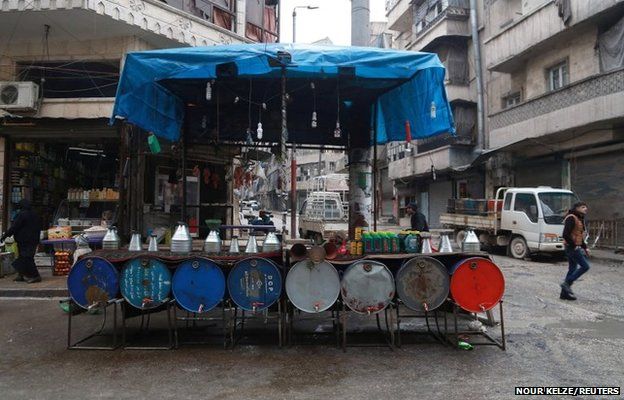 Βαρέλια γεμάτα καύσιμα εμφανίζονται προς πώληση στο Χαλέπι της Συρίας