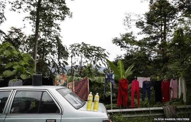Η βενζίνη πωλείται σε μια μικρή ζούγκλα στο Hulu Langat της Μαλαισίας