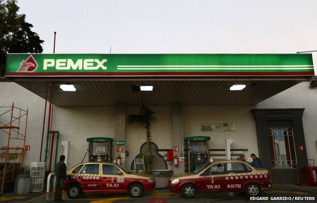 Τα ταξί προβάλλονται σε ένα βενζινάδικο Pemex στην Πόλη του Μεξικού