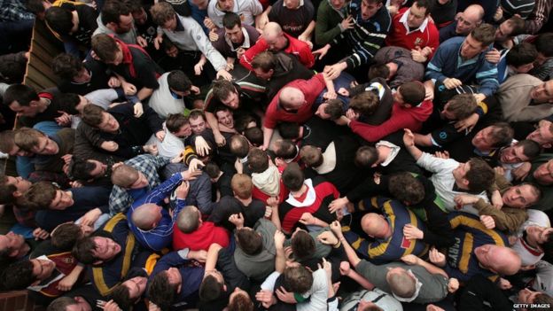 ¿Dónde está la pelota? El contacto físico es parte de la batalla entre los Up'ards y Down'ards.