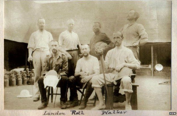 Капитан Уокер сидит справа в Бенин-Сити после того, как британские войска разграбили дворец