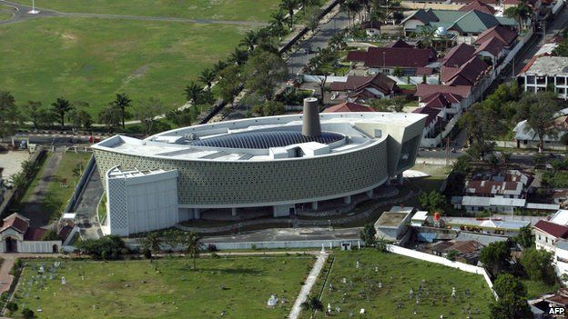 My Day Aceh Tsunami Museum Guide Raihal Fajriah Bbc News
