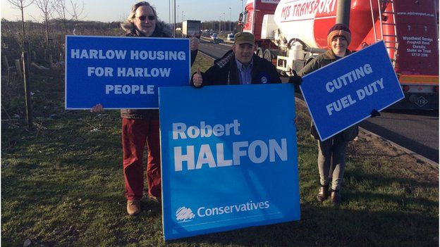 Роберт Халфон находится на обочине основных дорог вокруг Харлоу и проводит кампанию перед пассажирами рано утром