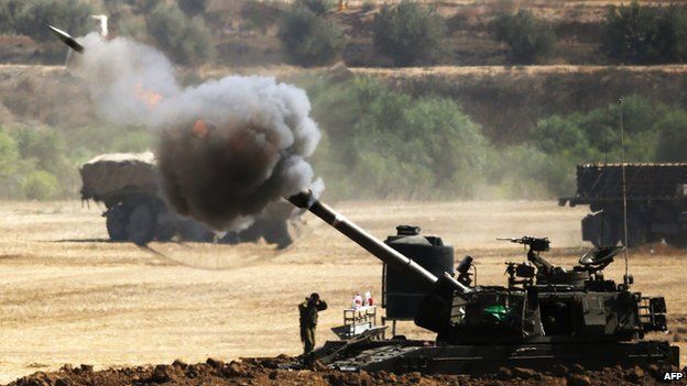 Israeli artillery fires a 155mm high explosive projectile towards the Gaza Strip (30 July 2014)