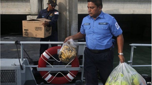 Malaysian navy personnel prepare food supplies for migrants off Langkawi (15 May 2015)