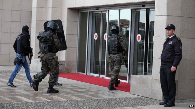 Turkish security forces enter court building in Istanbul (31 March)