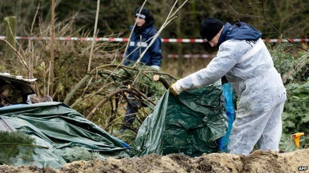 Policemen searching for evidence at the area where body parts were found in Reichenau near Dresden, eastern Germany (November 2013)