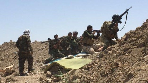 Shia militiamen and government troops on the frontline at Karma (19 May 2015)