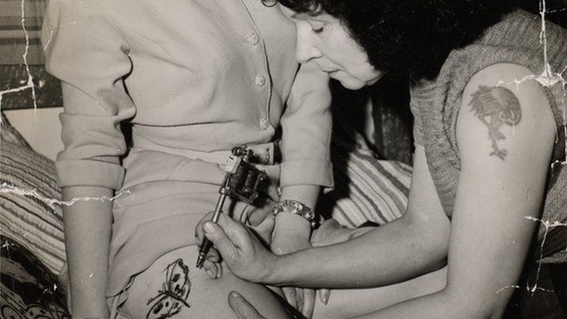 Jessie tattooing a woman's leg