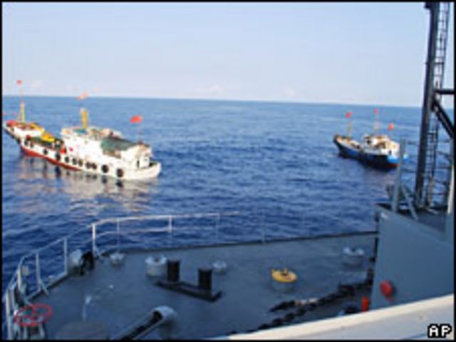 Năm tàu của TQ vây quanh tàu USNS Impeccable của Mỹ hôm 8/3/09