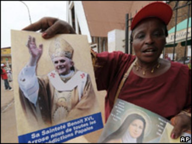Mujer con afiche del Papa
