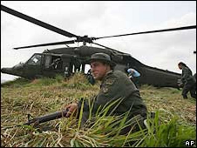 Policía antinarcóticos en un operativo en Colombia