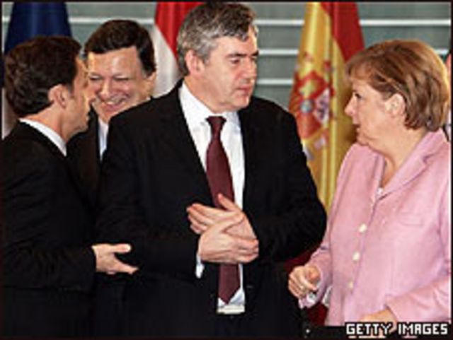 El primer ministro británico, Gordon Brown, la canciller alemana Angela Merkel y el presidente de Francia, Nicholas Sarkozy