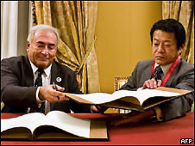 El director general del FMI, Dominique Strauss-Khan y el ministro de finanzas de Japón, Shoichi Nakagawa