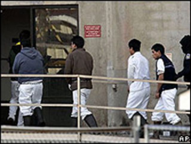 Trabajadores de planta frigorífica de Swift en Greeley, Colorado, caminan esposados en 2006